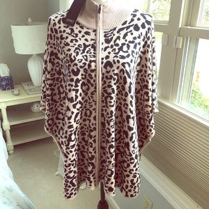 SALE....JONES OF NEW YORK animal print cape🌻🌻🌻